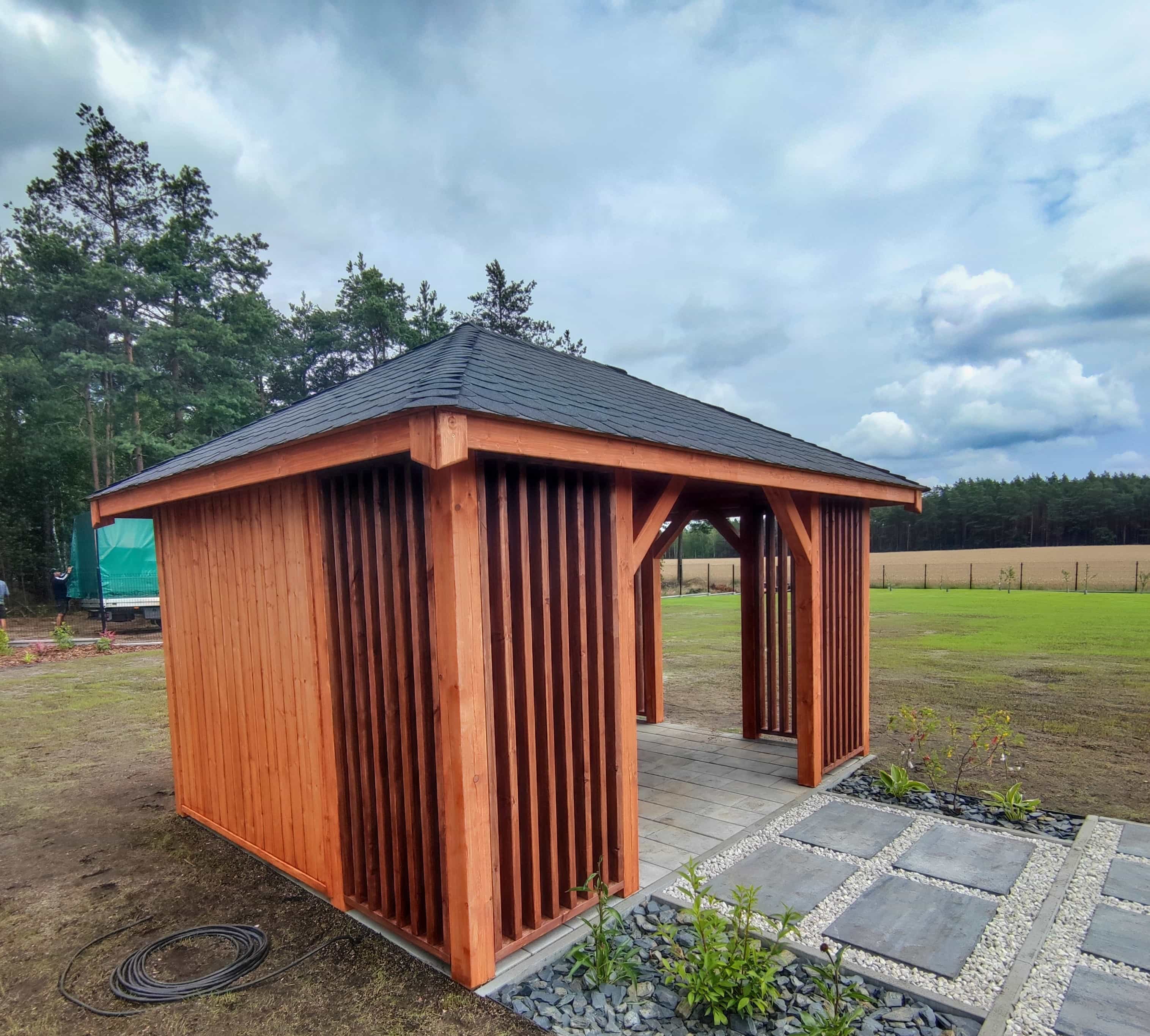 Altana ogrodowa Branda – kompaktowy design z drewna, wymiary 4x3 m