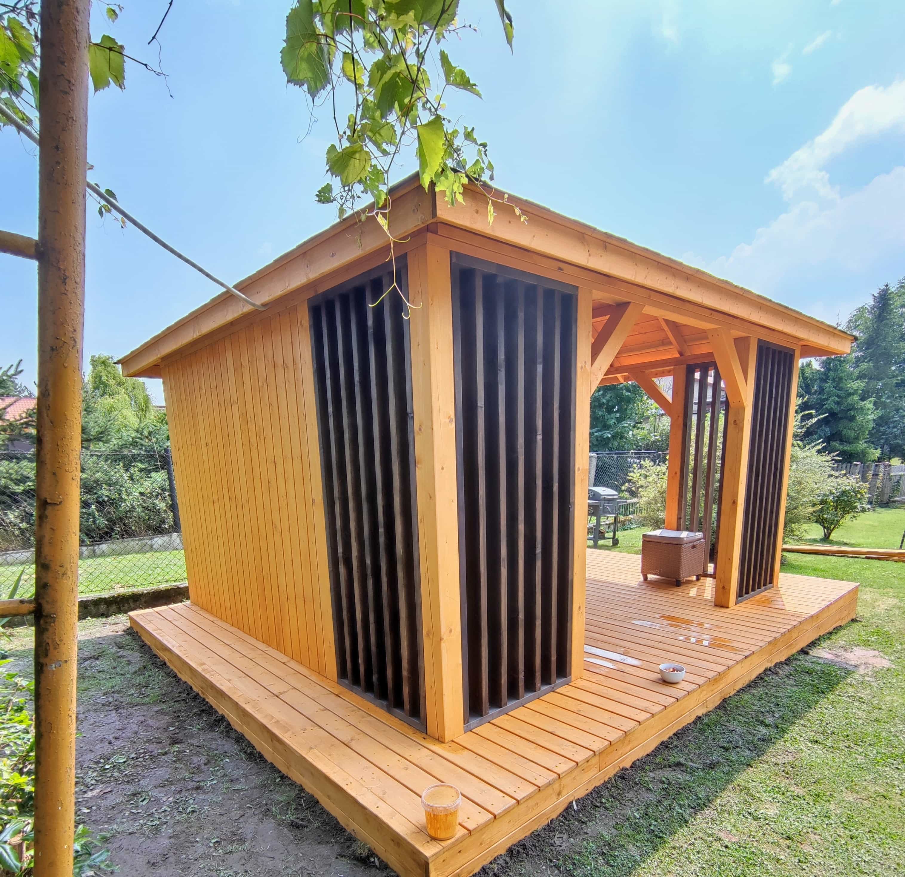 Widok na dużą altanę Branda 5x4 m