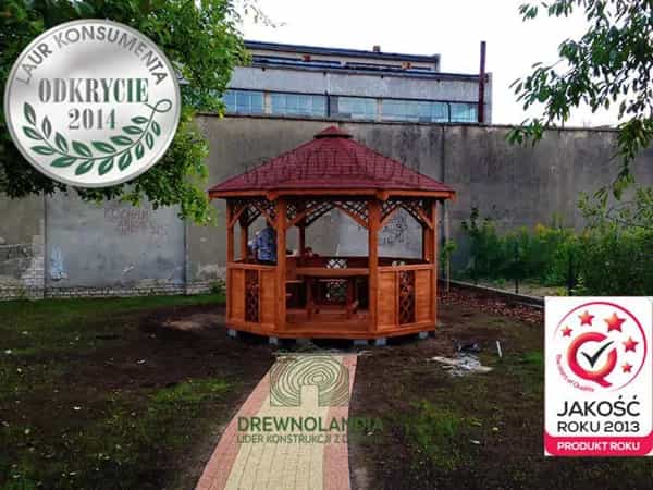 drewniana altanka na dworze