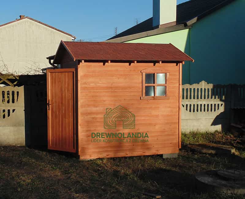 brazowa drewutnia z ciemnym dachem