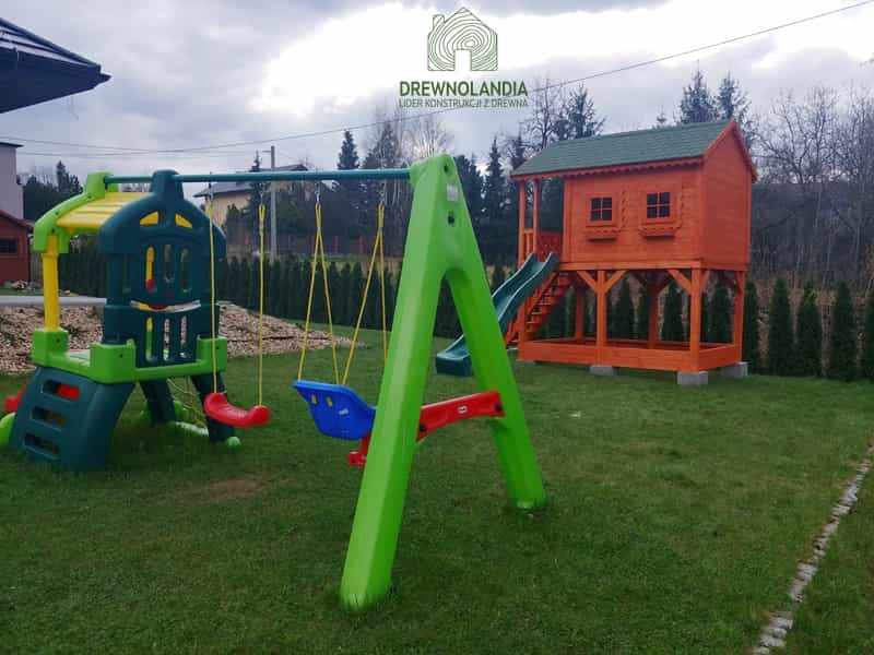 Drewniany domek z placem zabaw dla dzieci – idealny do zabawy w ogrodzie