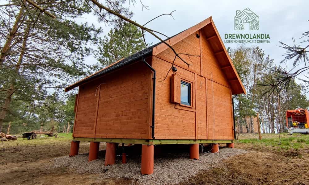 Letniskowy domek całoroczny z tarasem – stylowy model CRA2