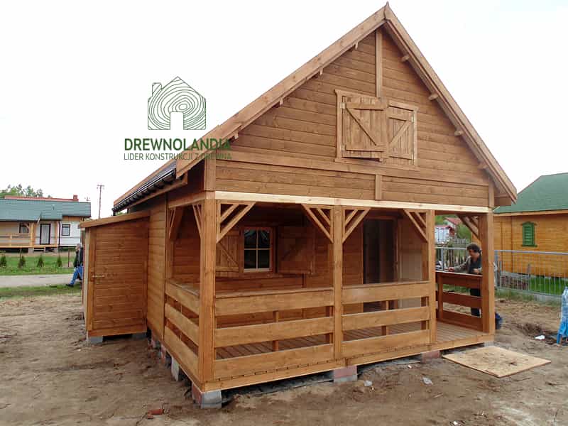 Brazowy domek drewniany caloroczny