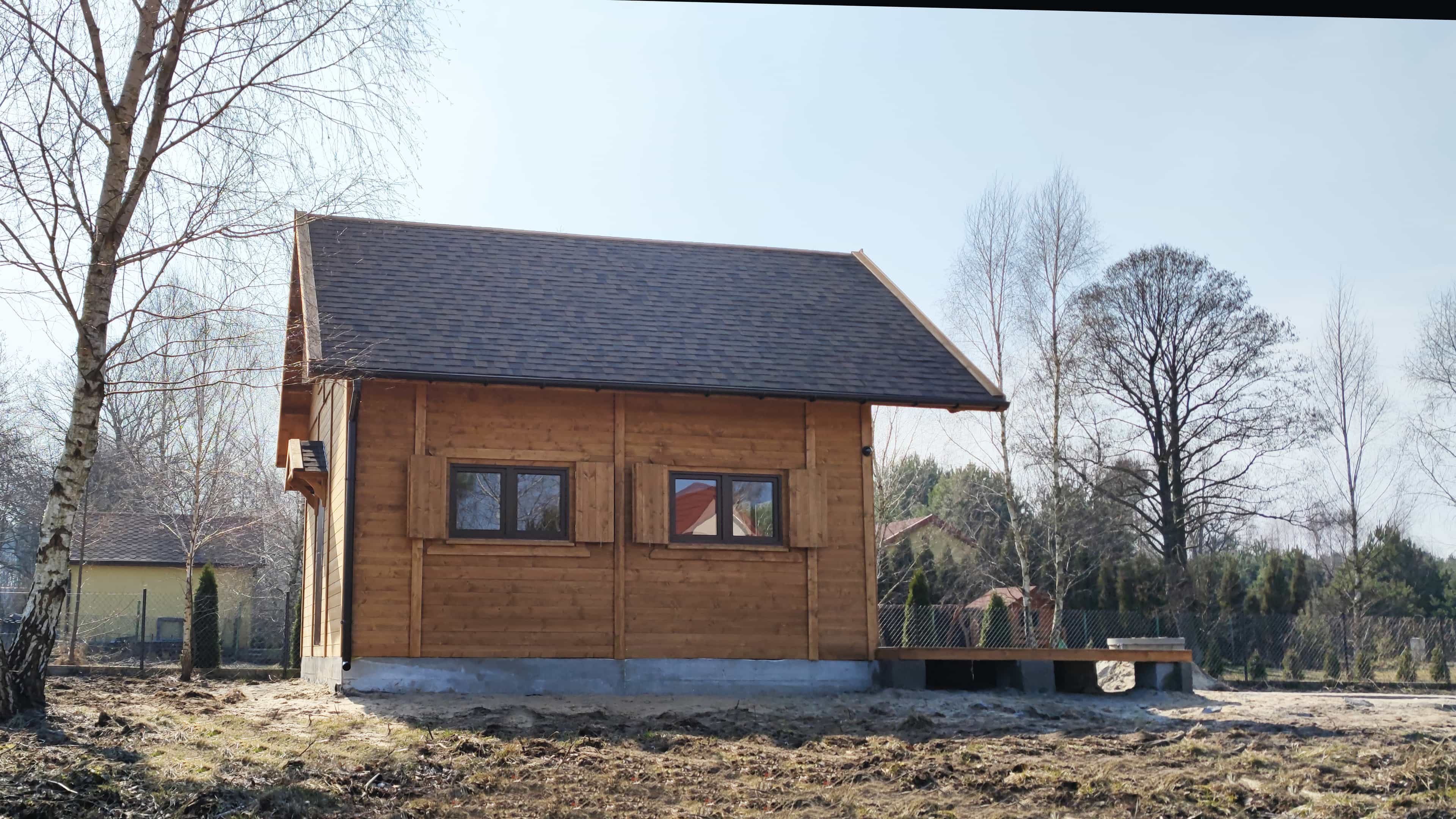 Domek CRK6 – drewniany domek z dużym oknem