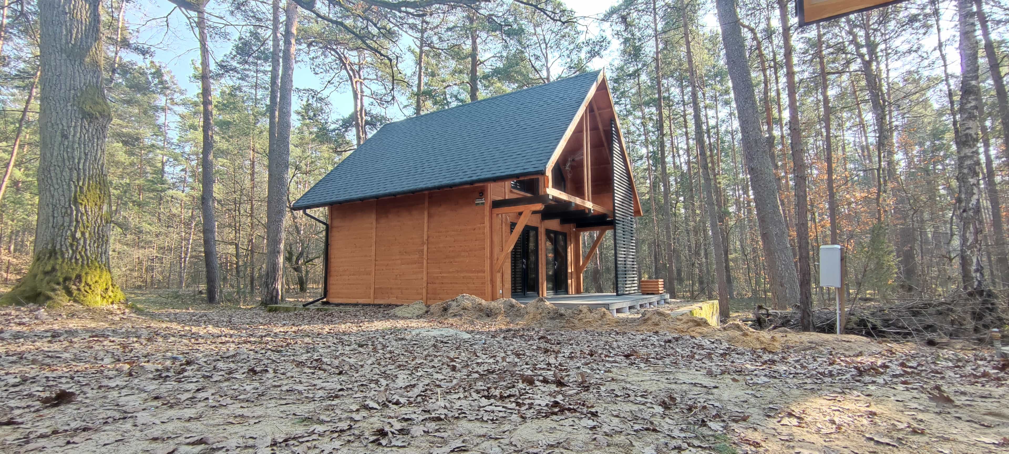 Całoroczny domek CRK10 z tarasem i dużymi przeszkleniami