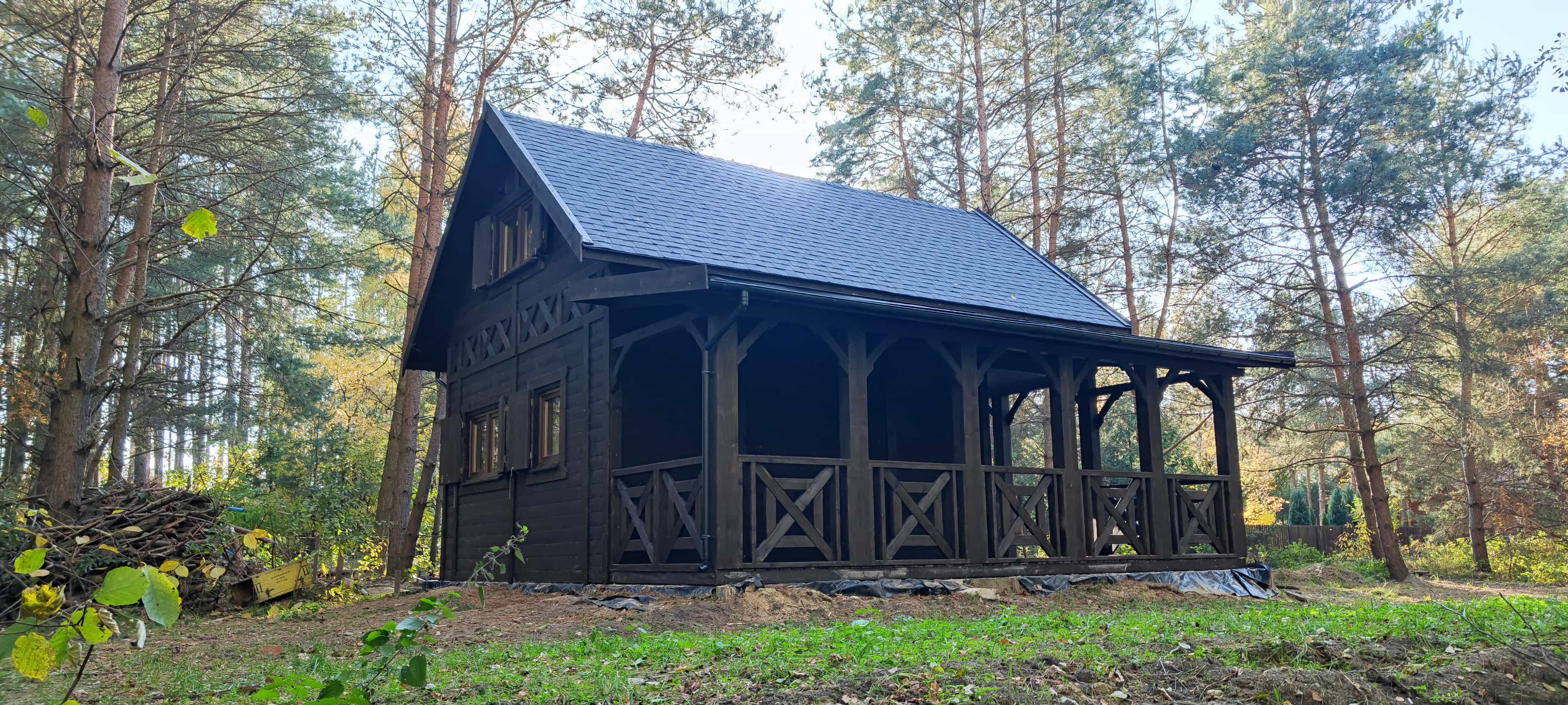 Całoroczny domek CRK14 – drewniana konstrukcja z dużymi oknami