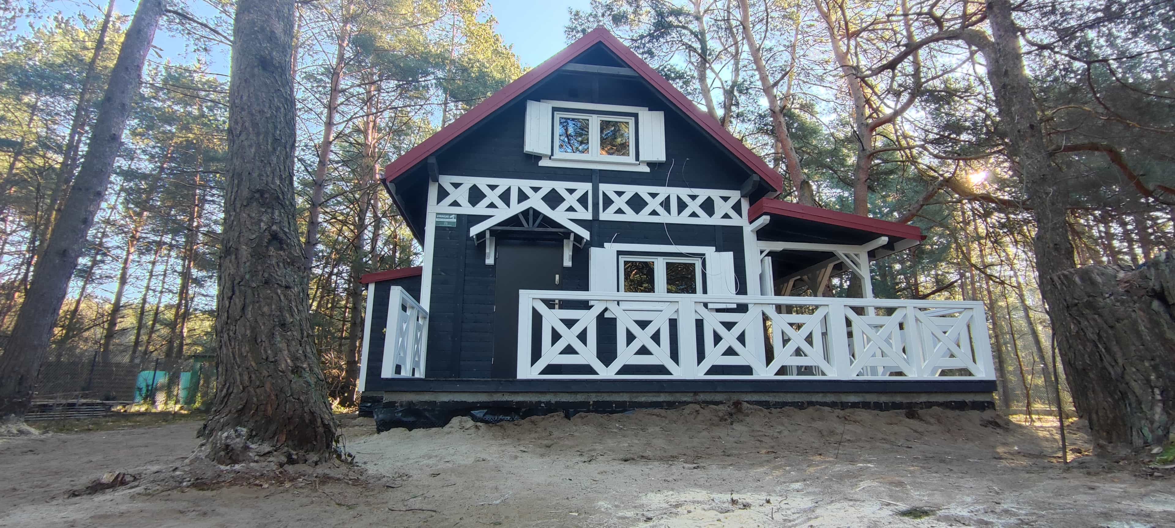 Domek CRK15 – nowoczesny projekt drewniany z dużymi oknami