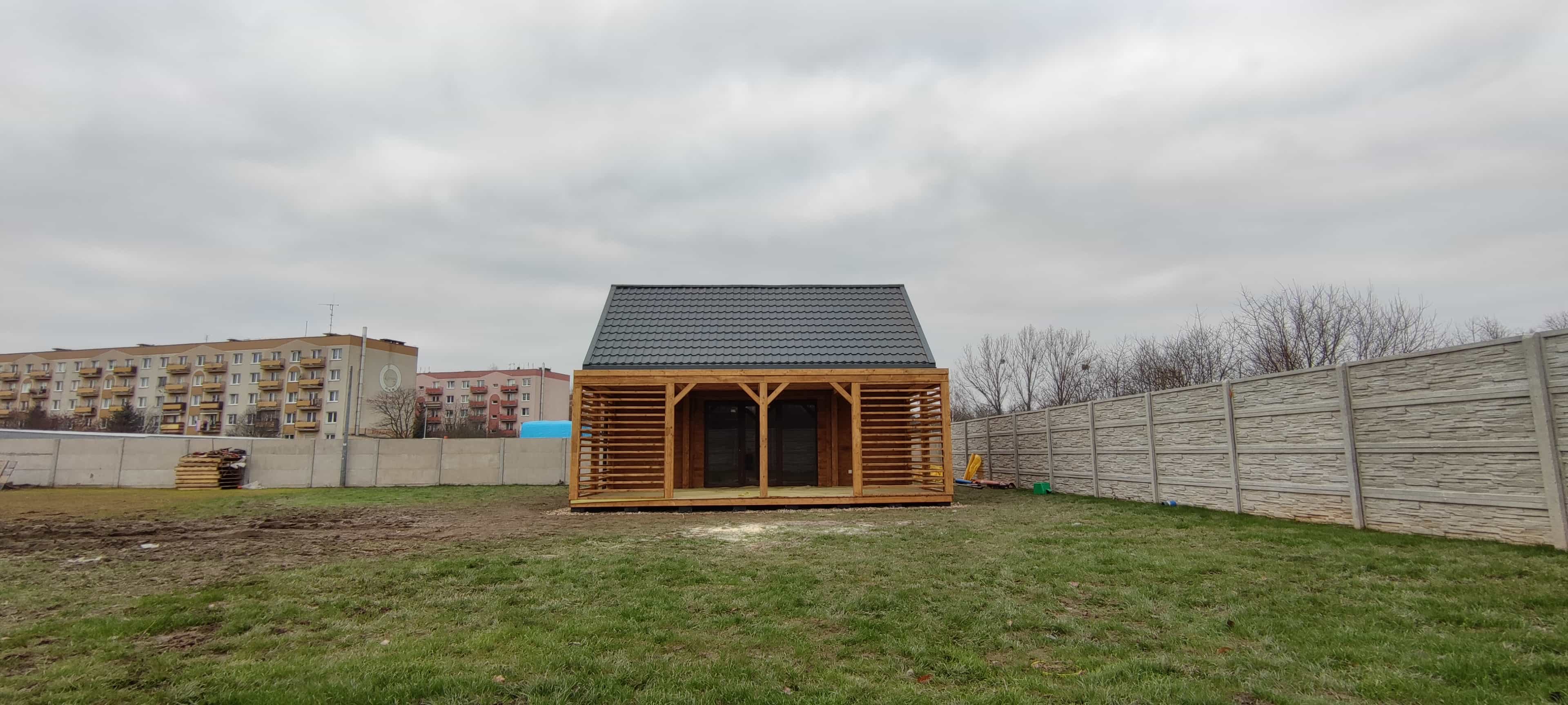 Domek CRK16 – całoroczny projekt rekreacyjny z dużymi przeszkleniami