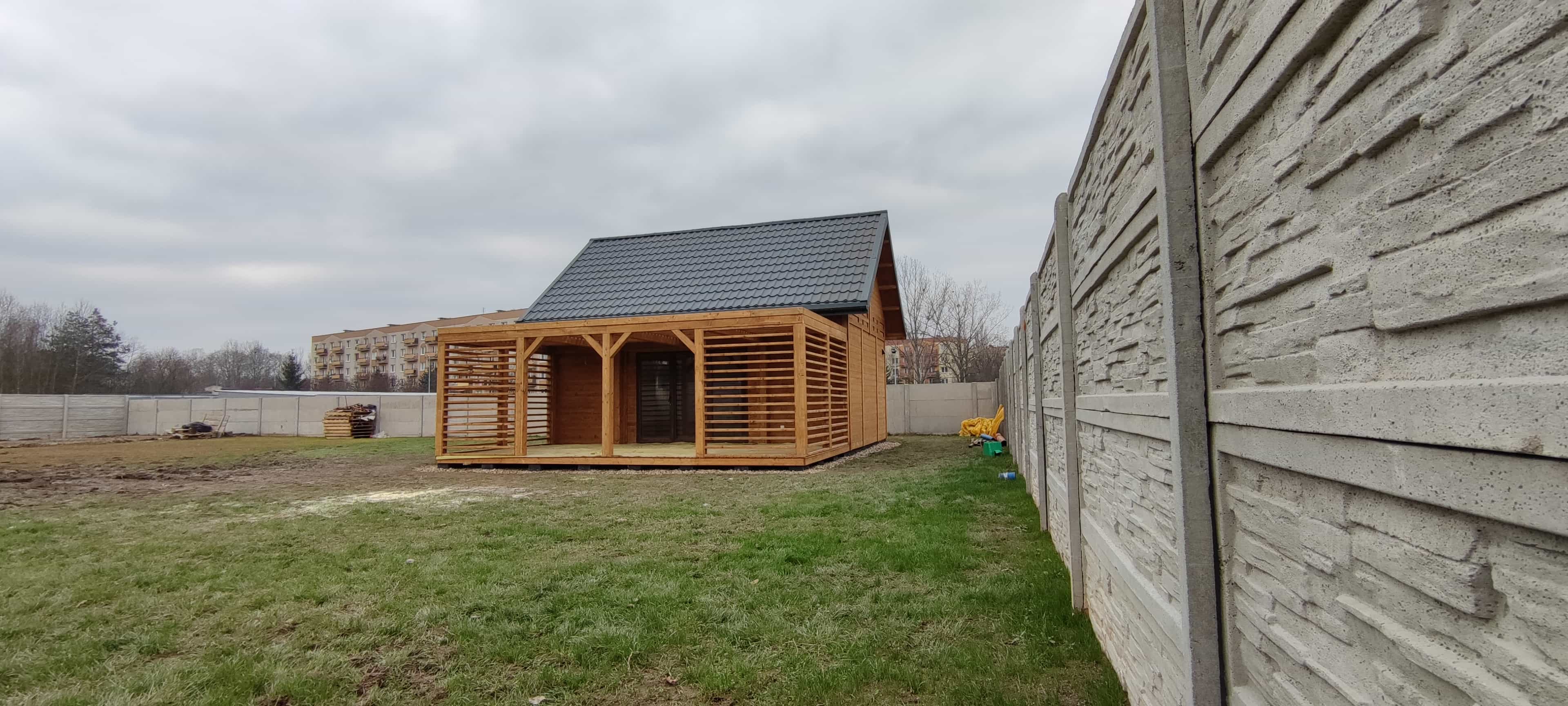 Domek CRK16 – całoroczny, widok na front z przeszkleniami, 48 m²