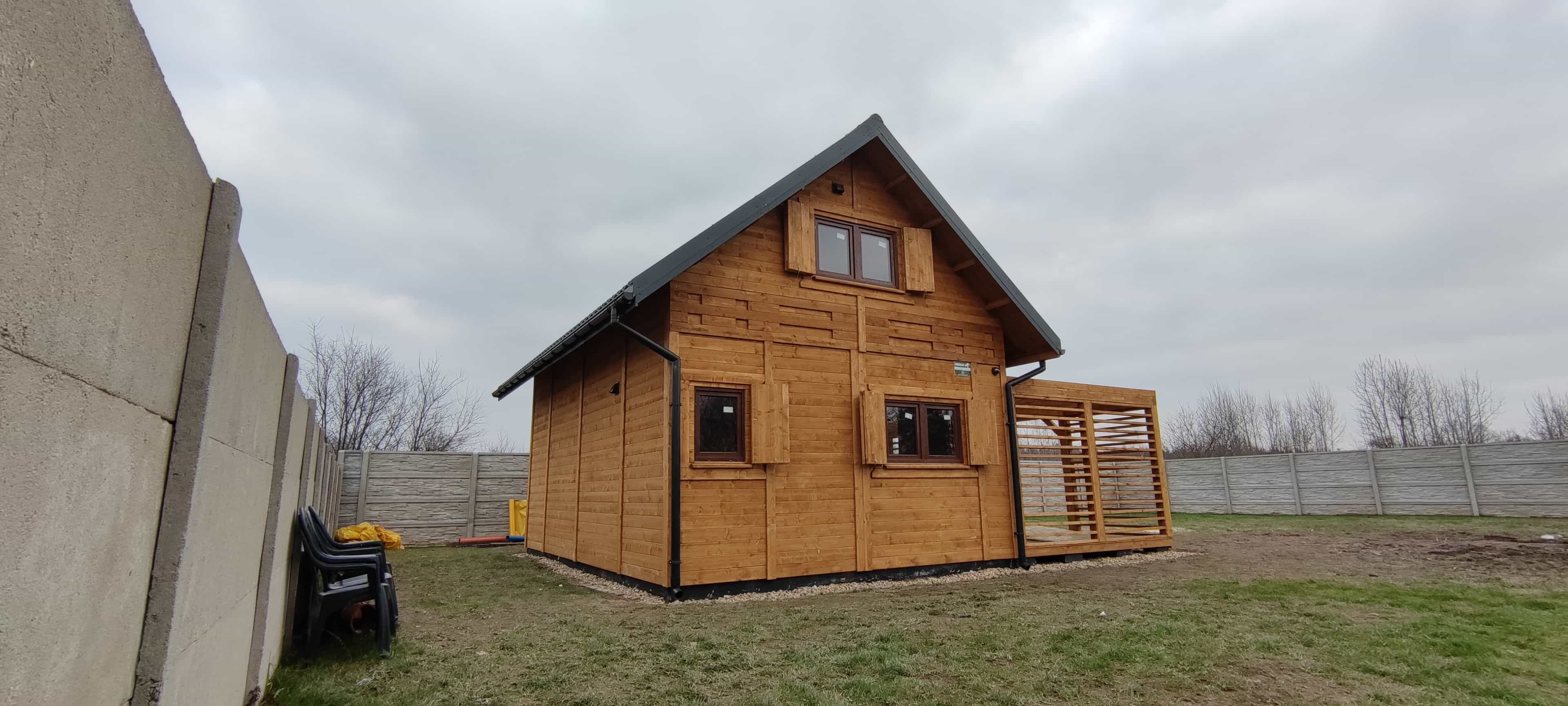 Drewniany domek CRK16 – całoroczny, fasada w stylu nowoczesnym
