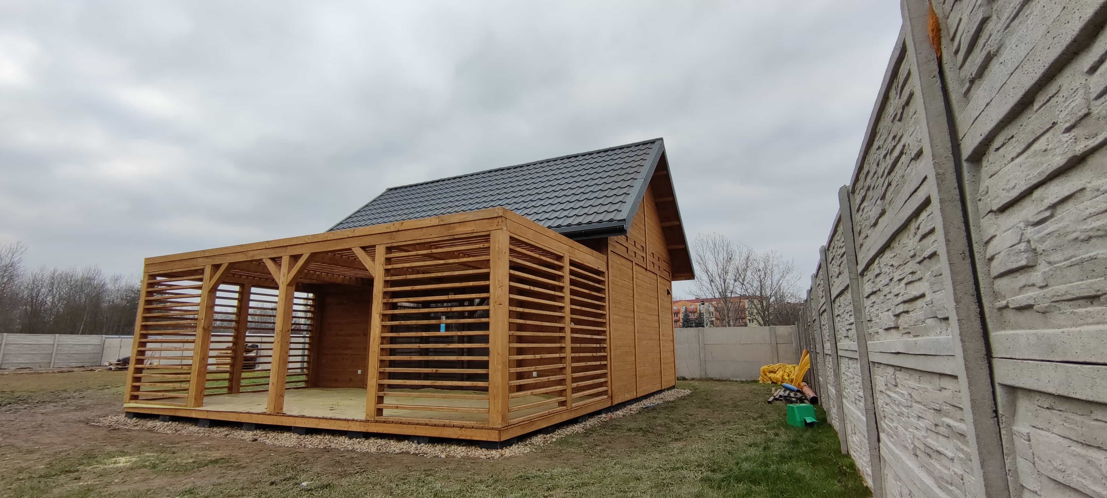 Domek CRK16 – przestronny widok boczny, idealny na działkę