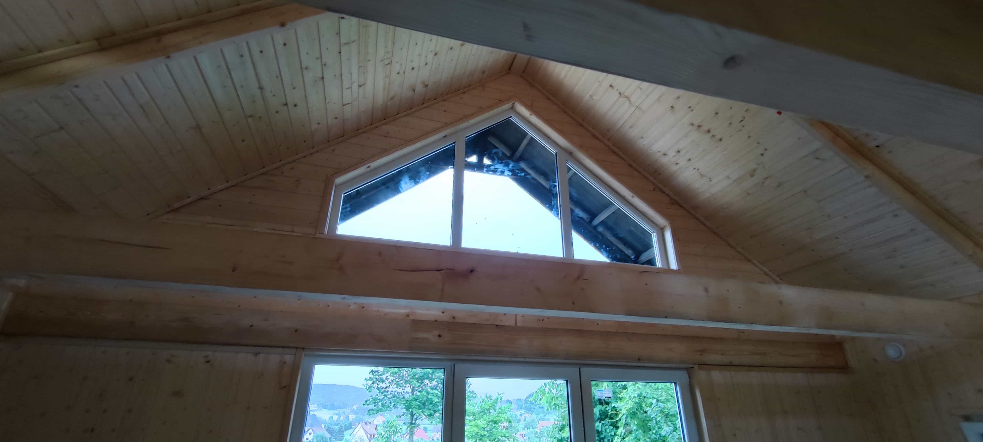 CRA6 PREMIUM – elewacja boczna drewnianego domu całorocznego z detalami architektonicznymi