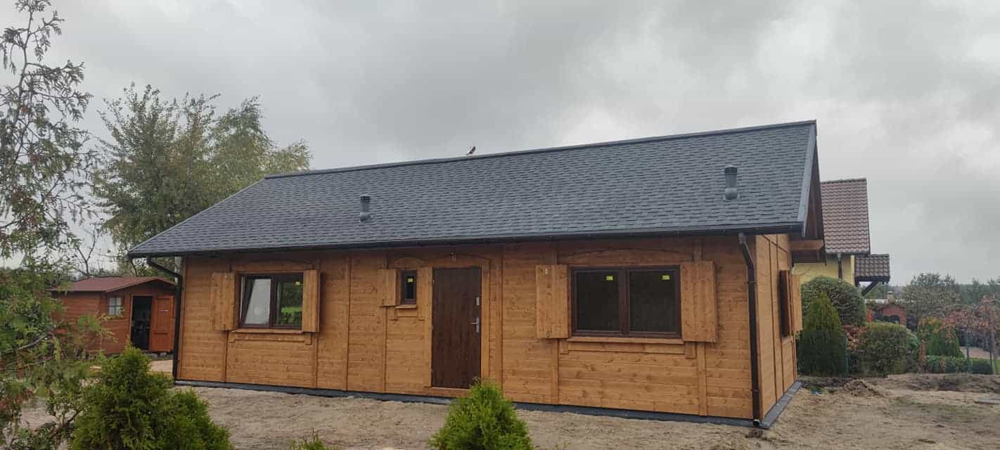 Front domu CRK17 – klasyczna drewniana architektura z dużymi oknami