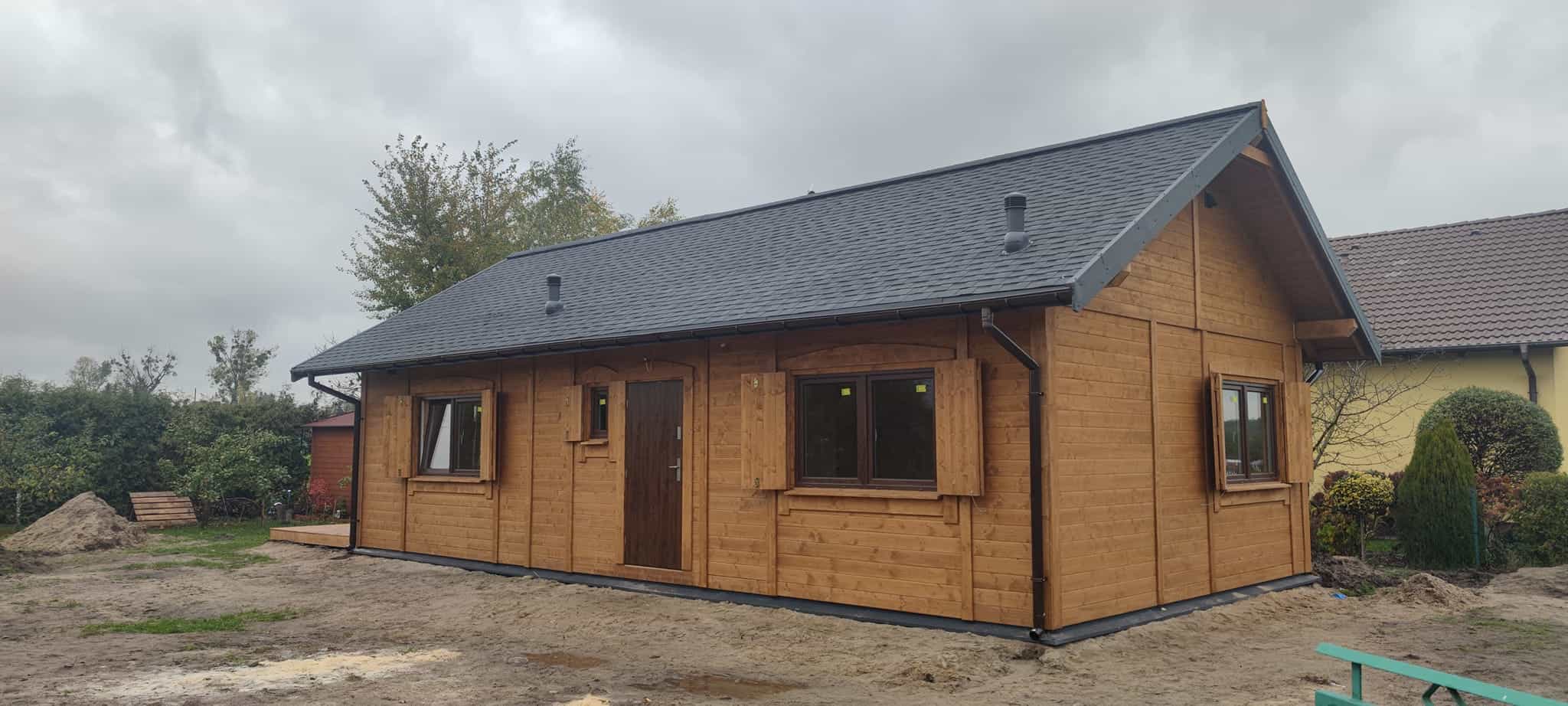 Szczegóły wykończenia domu CRK17 – drewniane elementy i nowoczesny design