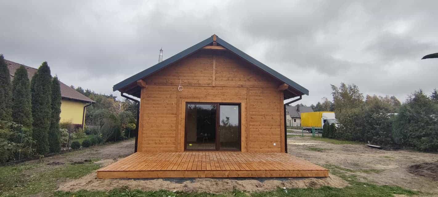 Widok narożnika domu CRK17 – drewniane elementy w tradycyjnej formie