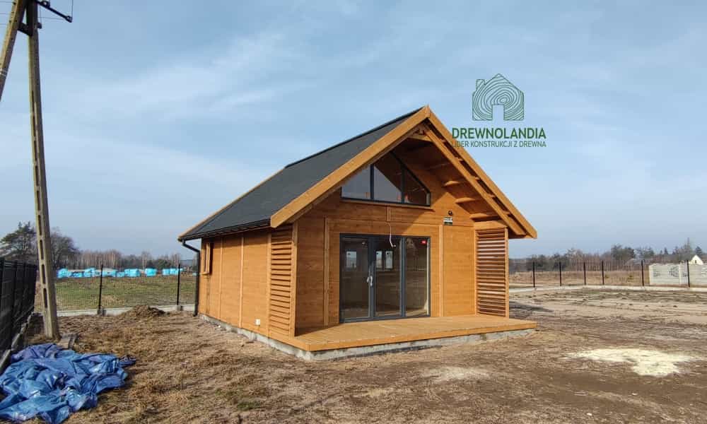 Domek CRK6 – parterowy, drewniany domek z dużymi przeszkleniami