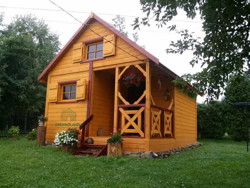 jasnobrązowy piętrowy domek letniskowy