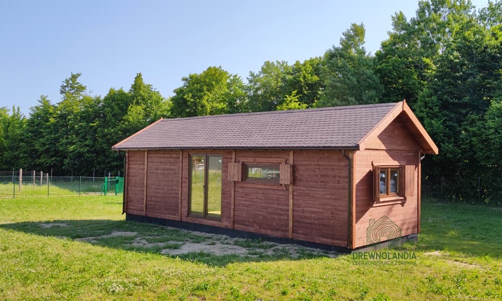 Widok z boku na domek parterowy Ariel – praktyczne i estetyczne rozwiązanie