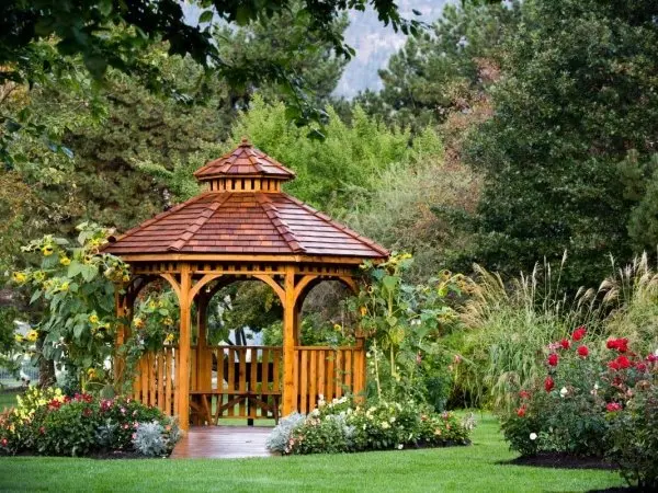 Aranżacja wokół altany ogrodowej