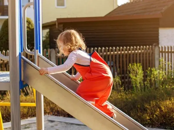 Plac zabaw w ogrodzie dla dzieci