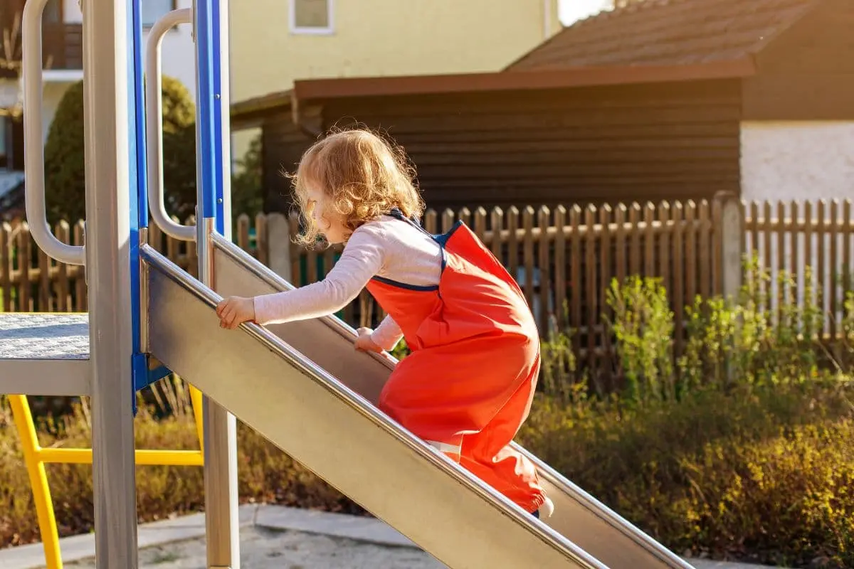 Plac zabaw w ogrodzie dla dzieci