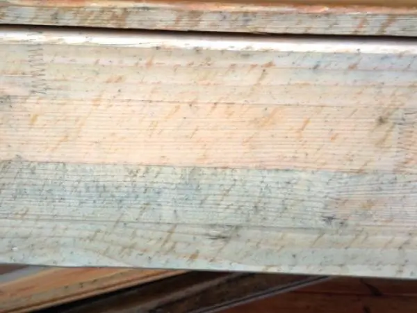 Szarzenie drewna? To proces naturalny