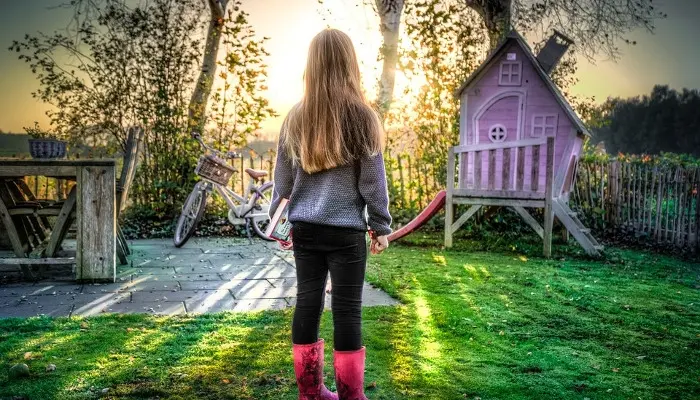 Drewniany domek – sposób na udane dzieciństwo