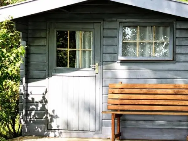 Jak przygotować podłoże pod domek drewniany?