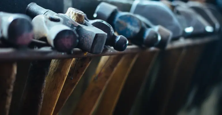 Domki narzędziowe – drewniane, blaszane czy plastikowe?