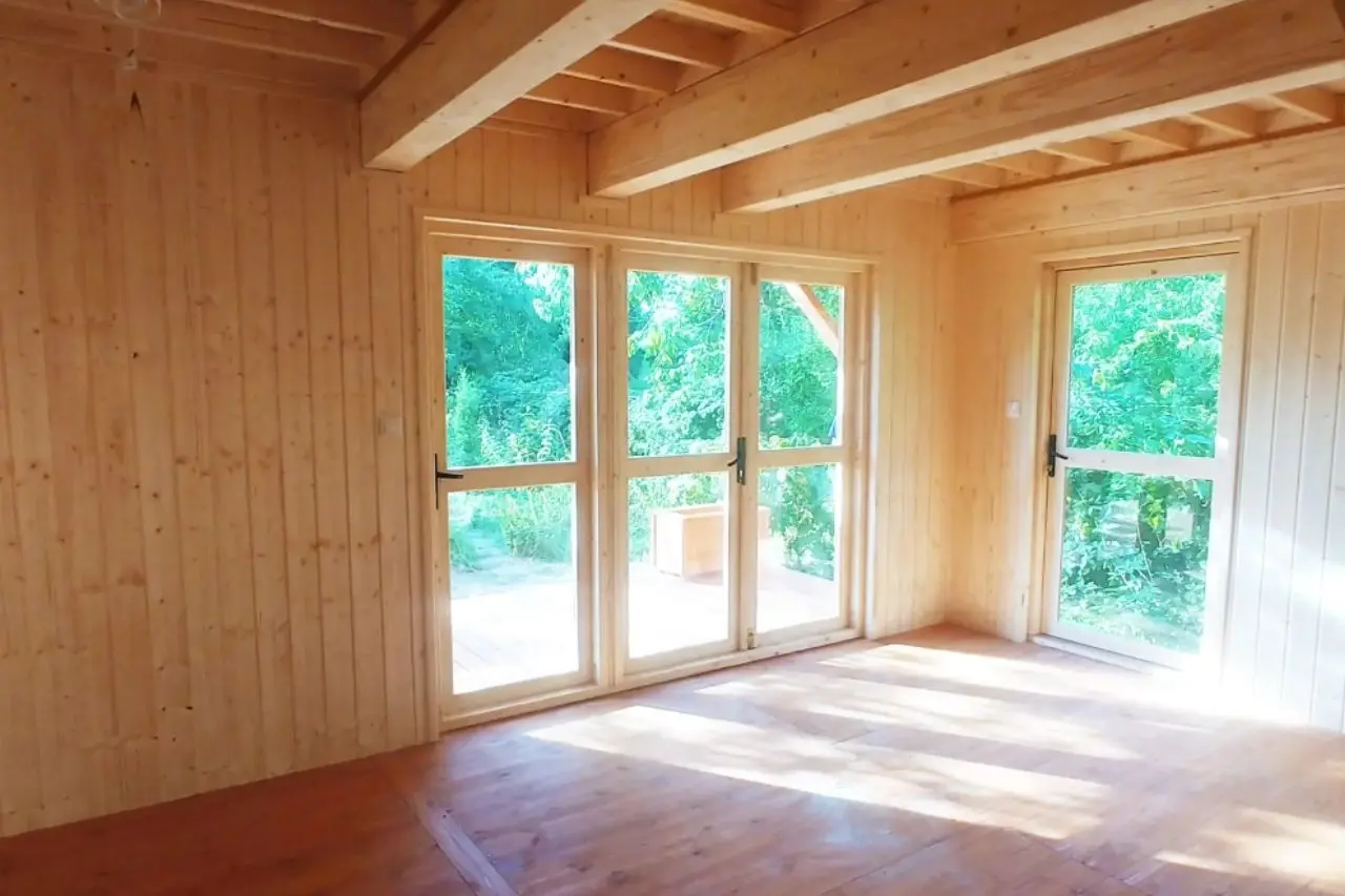 Drewniana podłoga w domku letniskowym