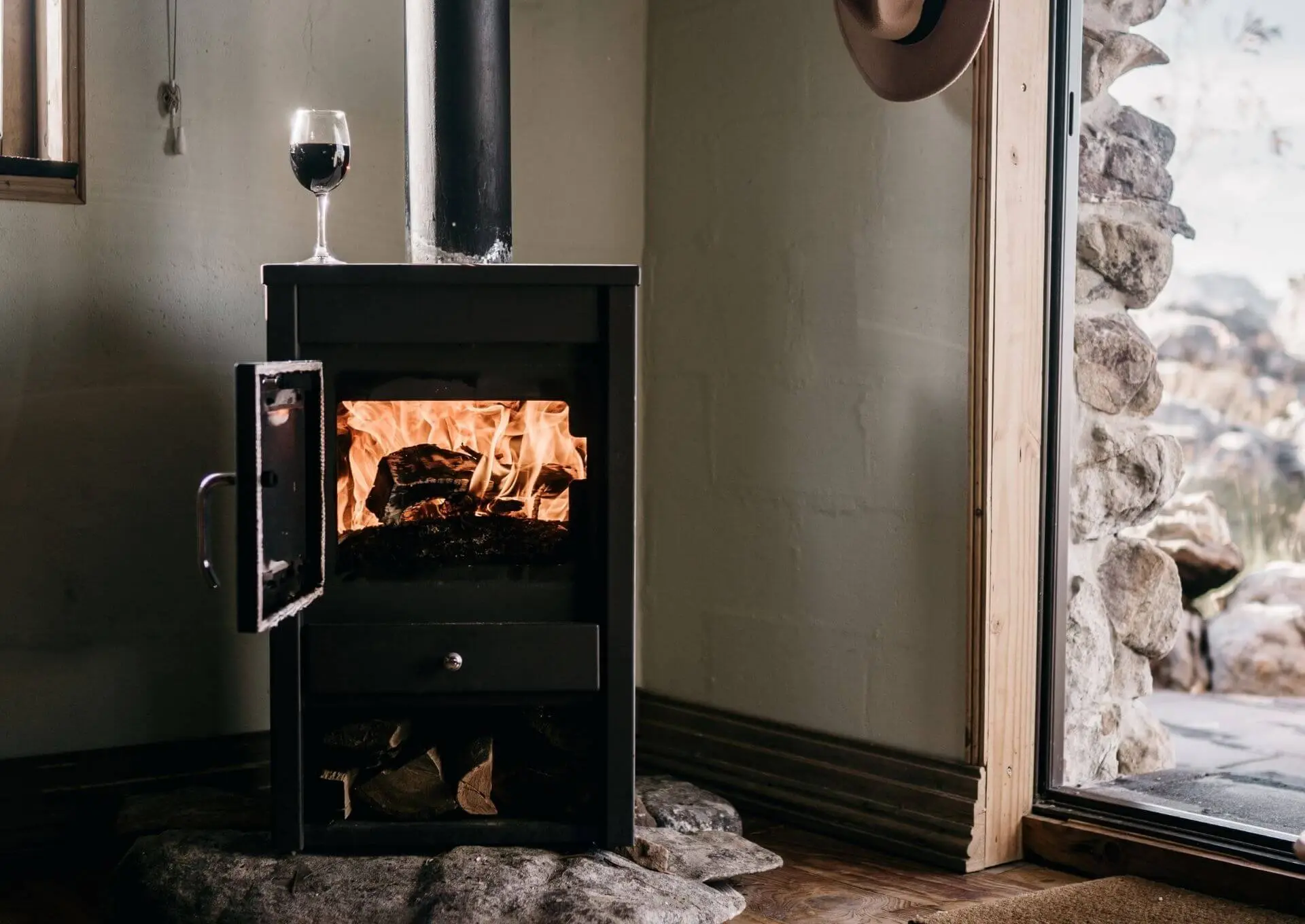 kominek w domku letniskowym drewnianym