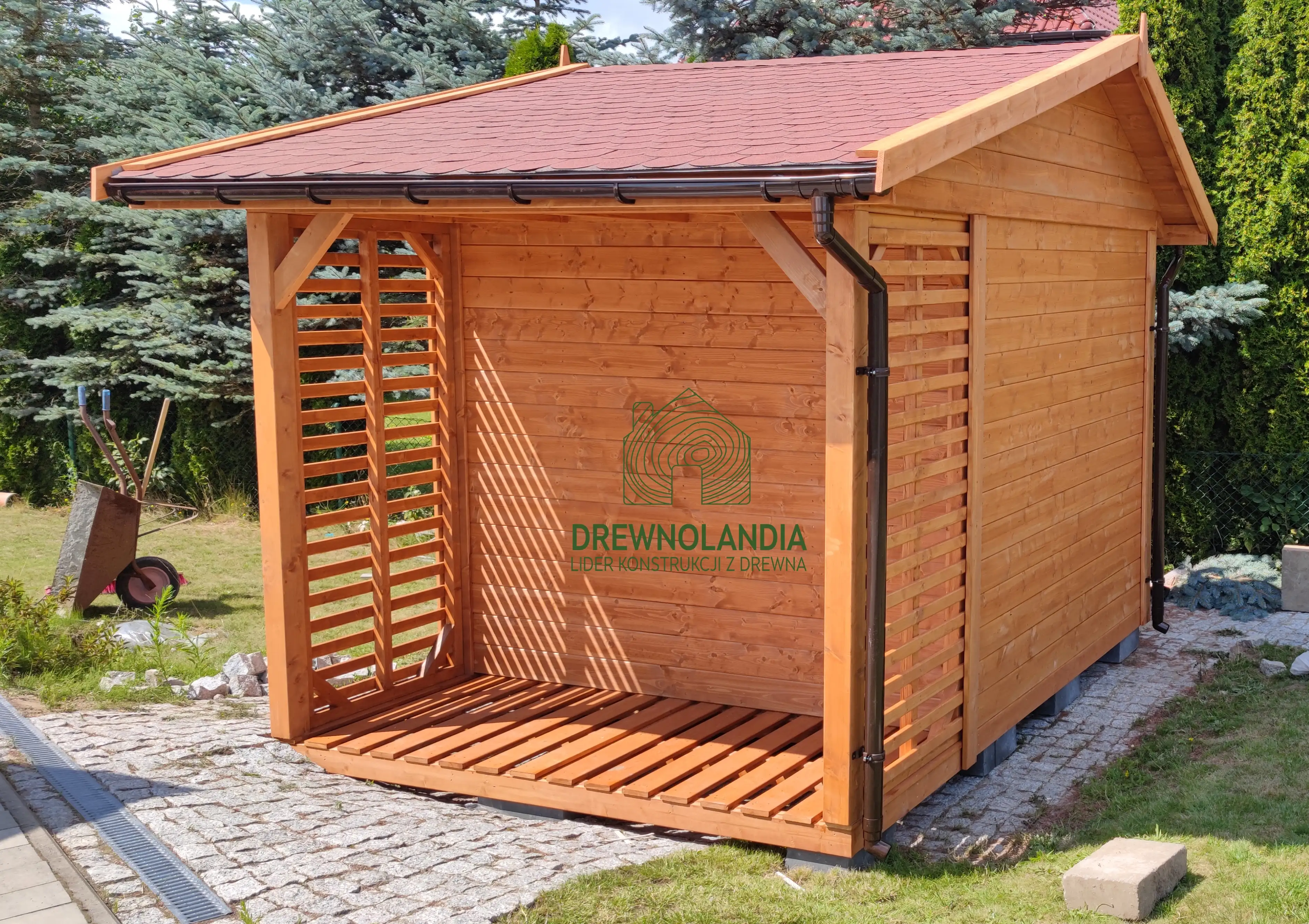 Drewniany domek Bonifacy z drewutnią, trwała konstrukcja na narzędzia