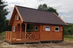 Fabian IV – domek letniskowy z antresolą i tarasem, drewniana konstrukcja na 35 m²