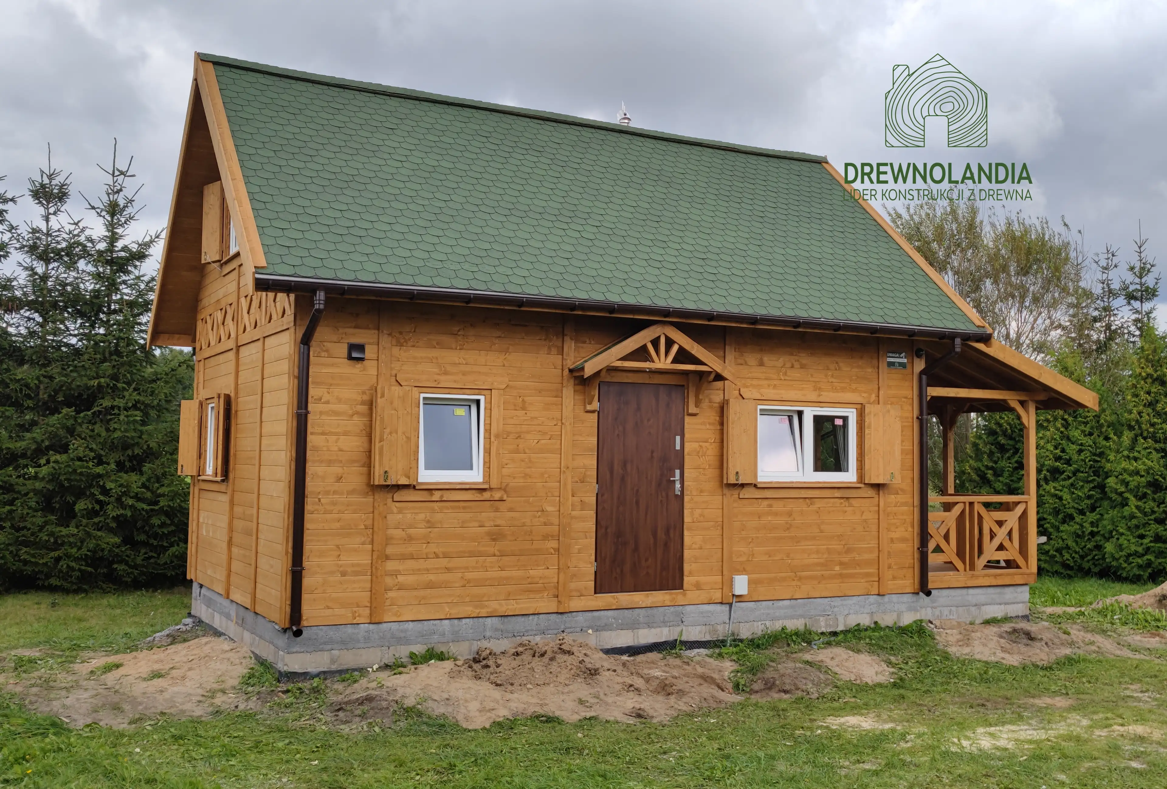 Drewniany domek CRP2 – całoroczny z tarasem i przestronnym wnętrzem