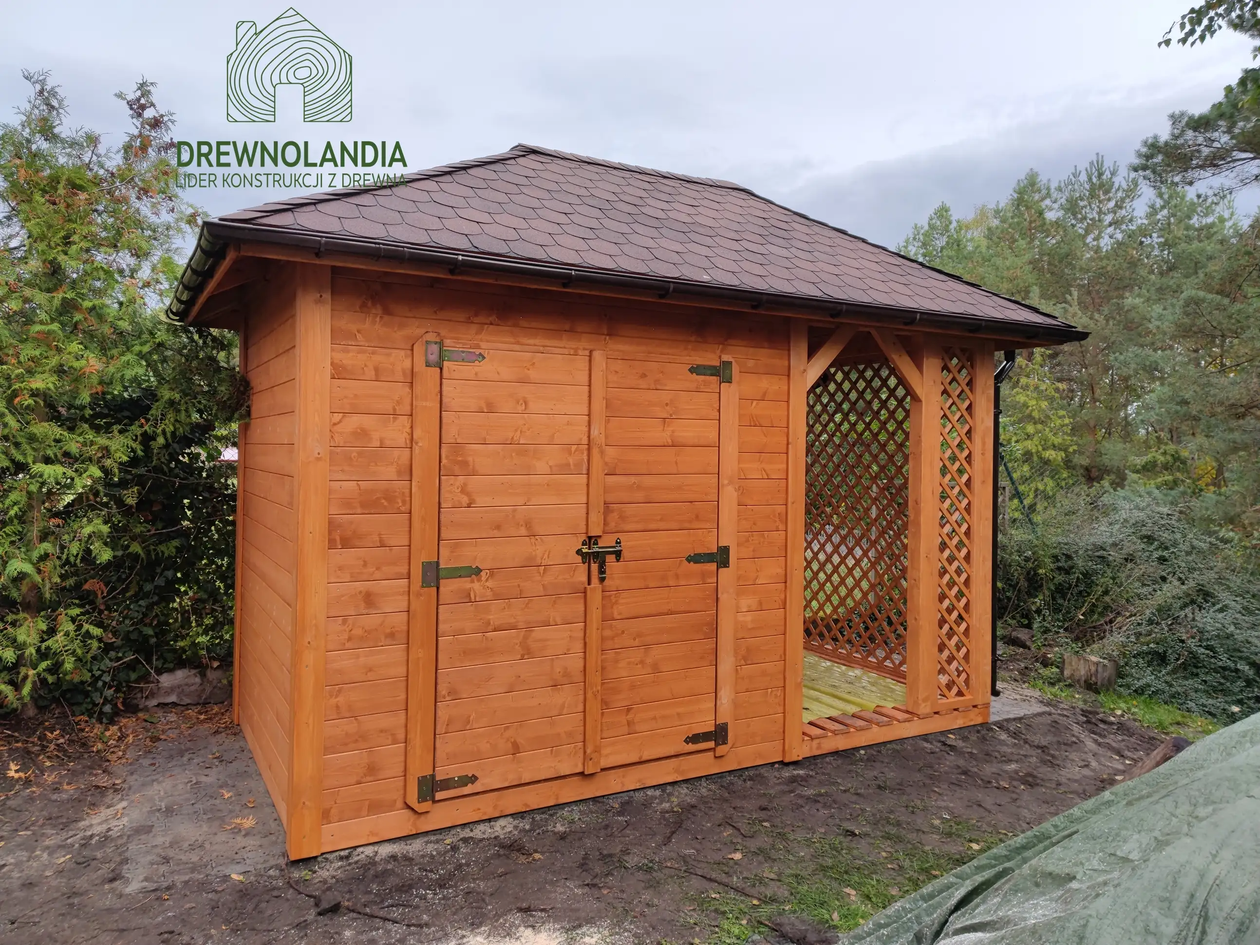 Drewniany domek narzędziowy Kacper z drewutnią, o powierzchni 4,5x3 m, praktyczny schowek