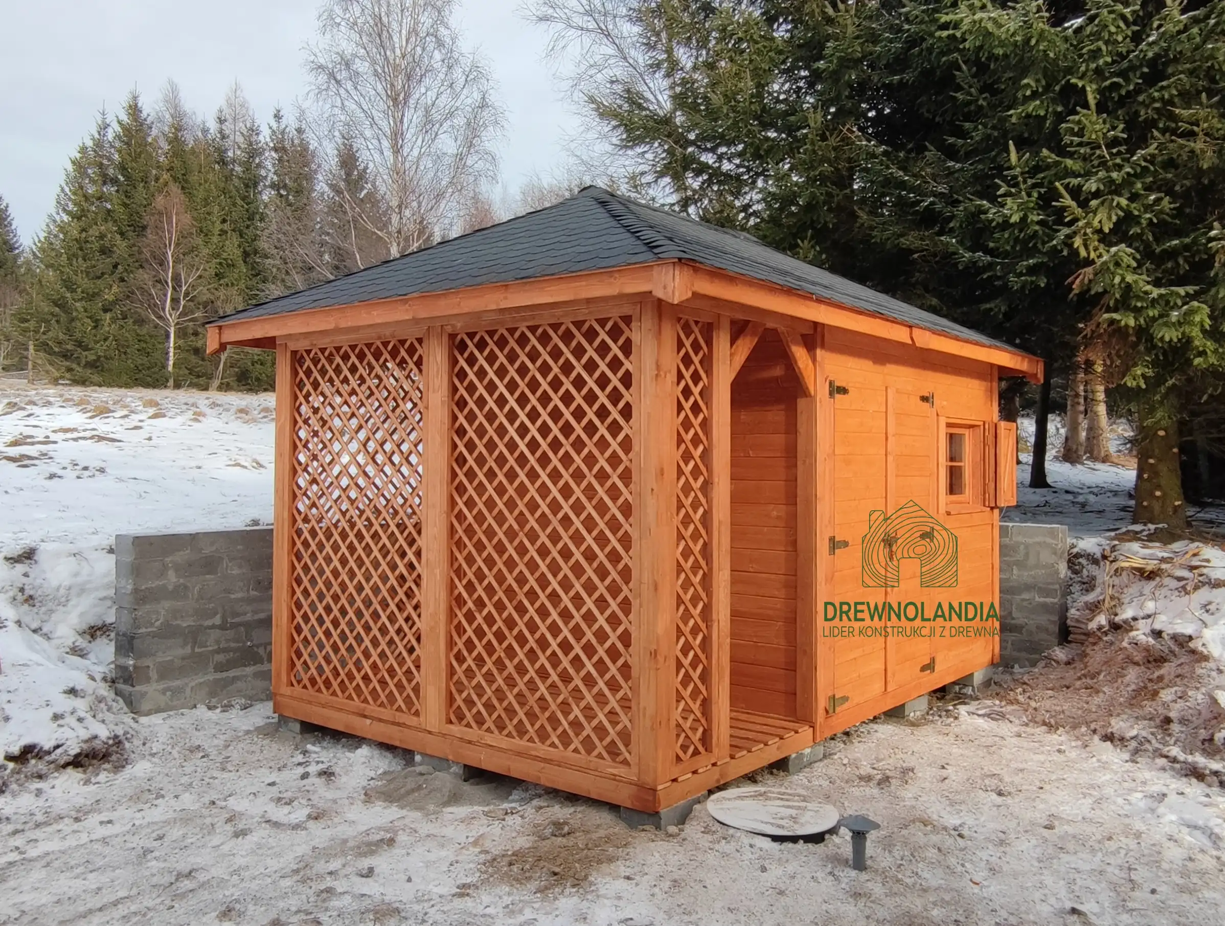 Drewniany domek Kacper 4,5x3 m, wyposażony w drewutnię, idealny do przechowywania