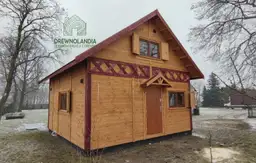 Domek Wiktor V – solidny drewniany projekt o powierzchni 35 m² z przestronną antresolą