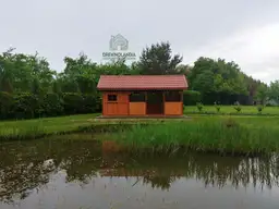 Drewniana altanka Helena, połączona z domkiem narzędziowym, stylowy wygląd