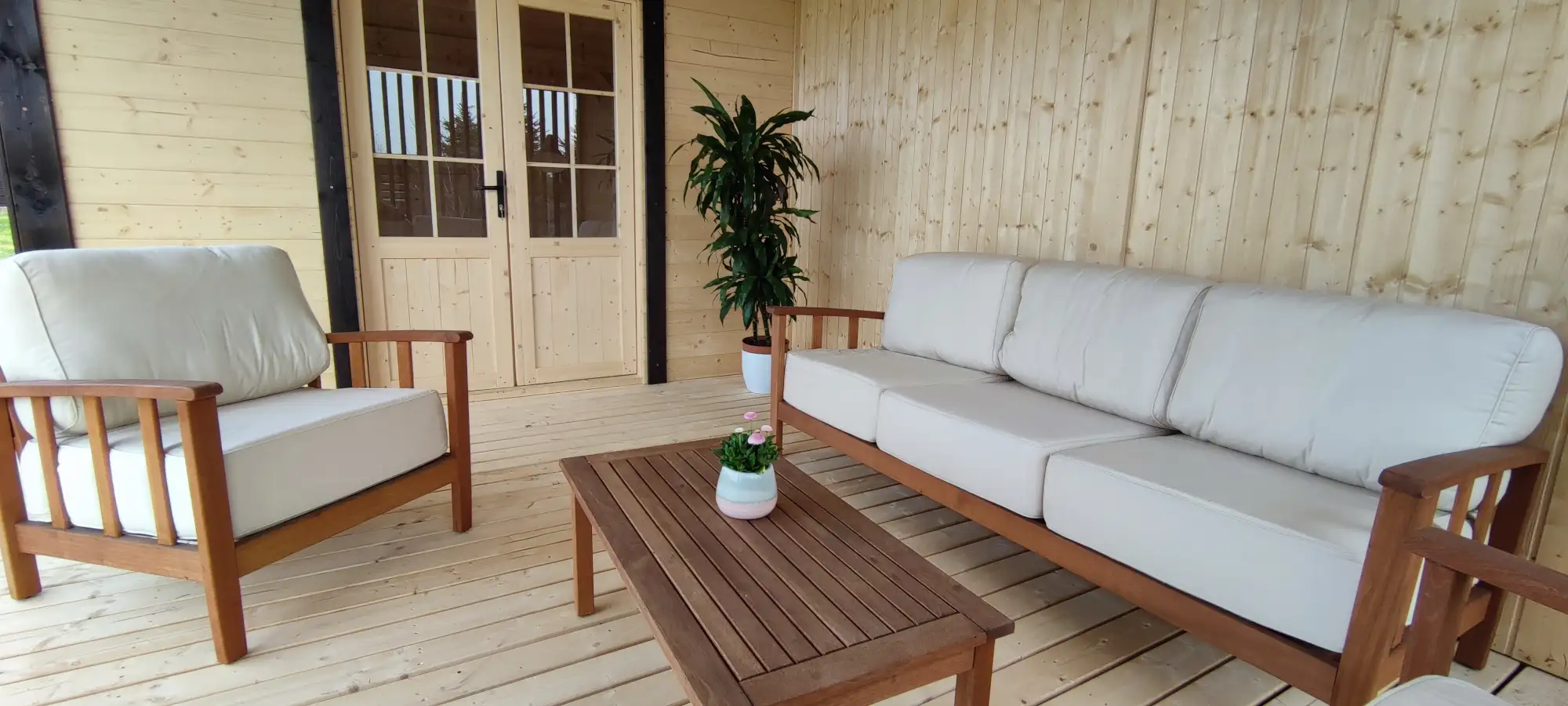 Altana wypoczynkowa przy domku narzędziowym Nataniel