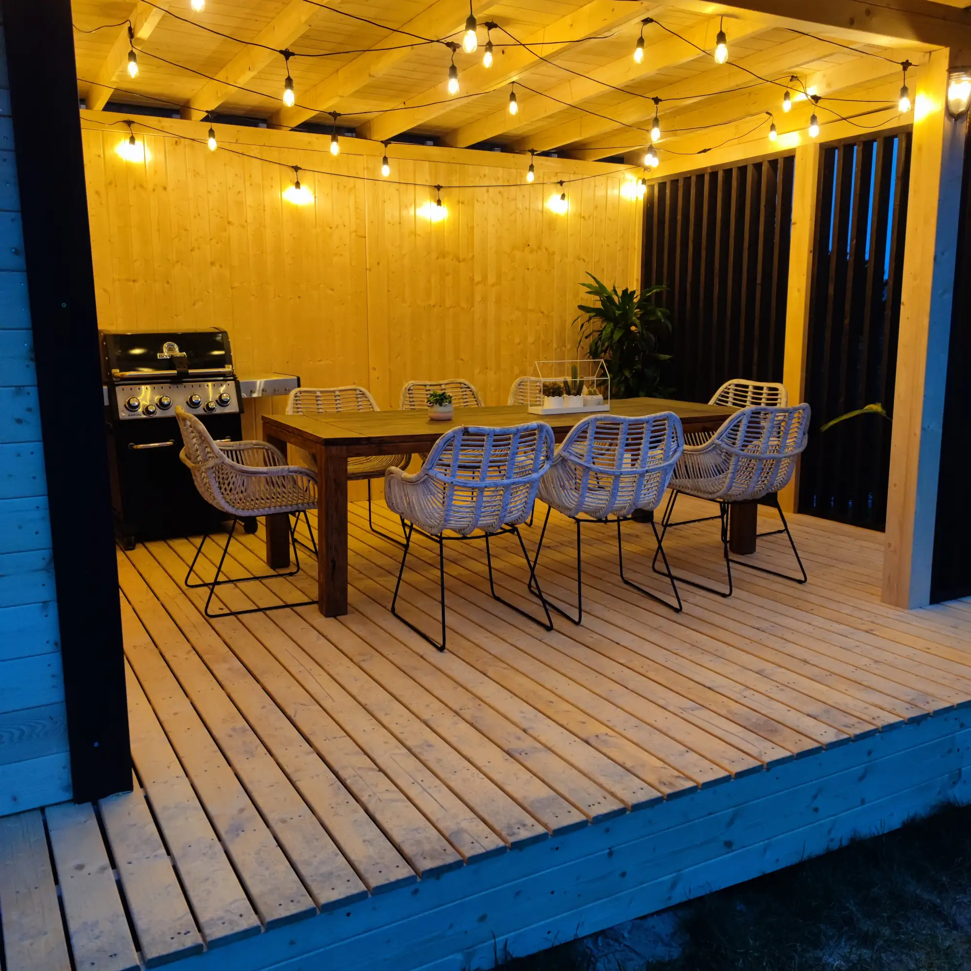 Drewniana altanka przy domku narzędziowym Nataniel