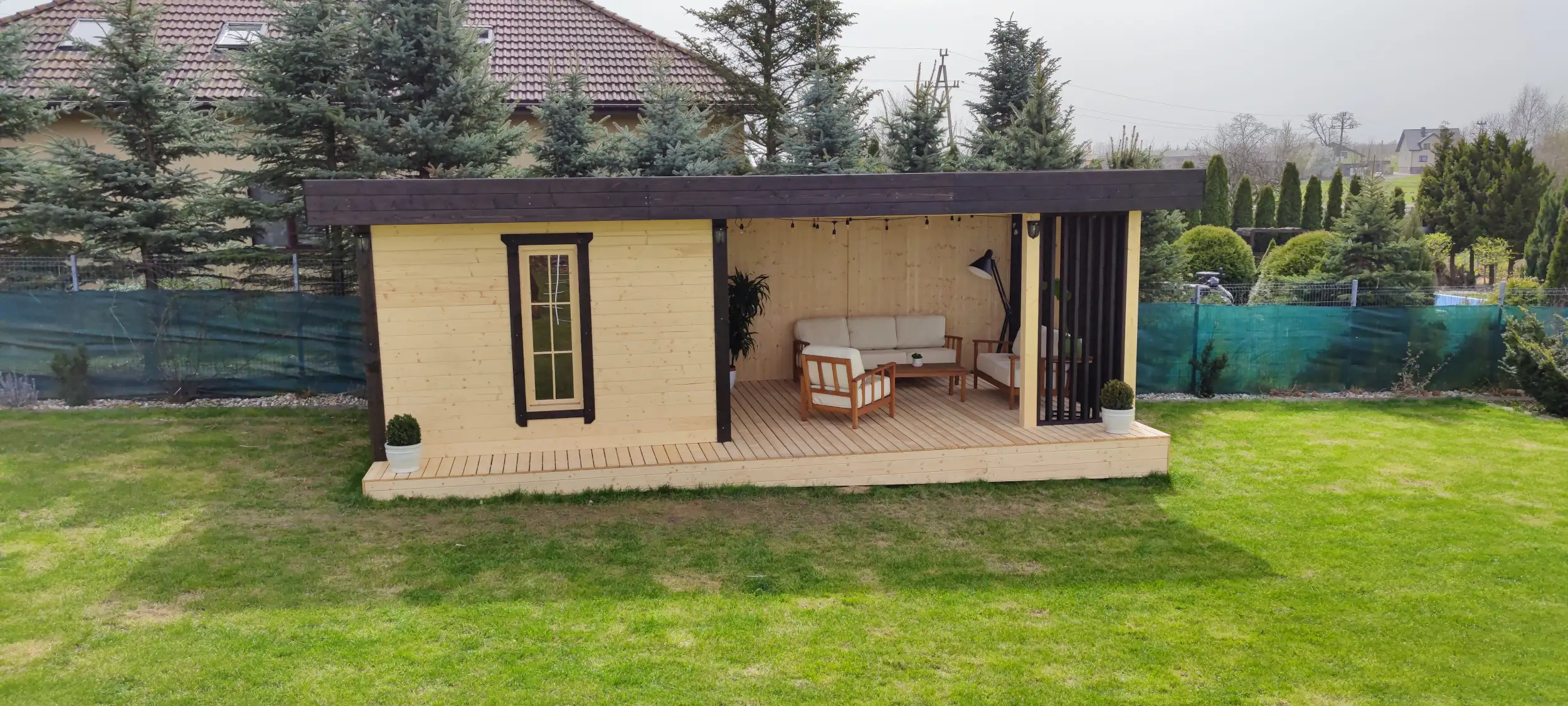 Altanka ogrodowa z drewna – stylowe zadaszenie dla ogrodu