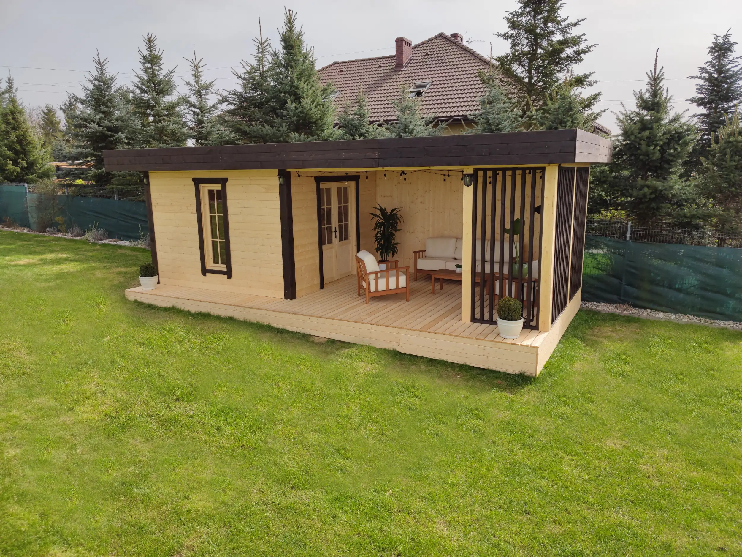 Drewniana altana ogrodowa w zestawieniu z domkiem narzędziowym Nataniel