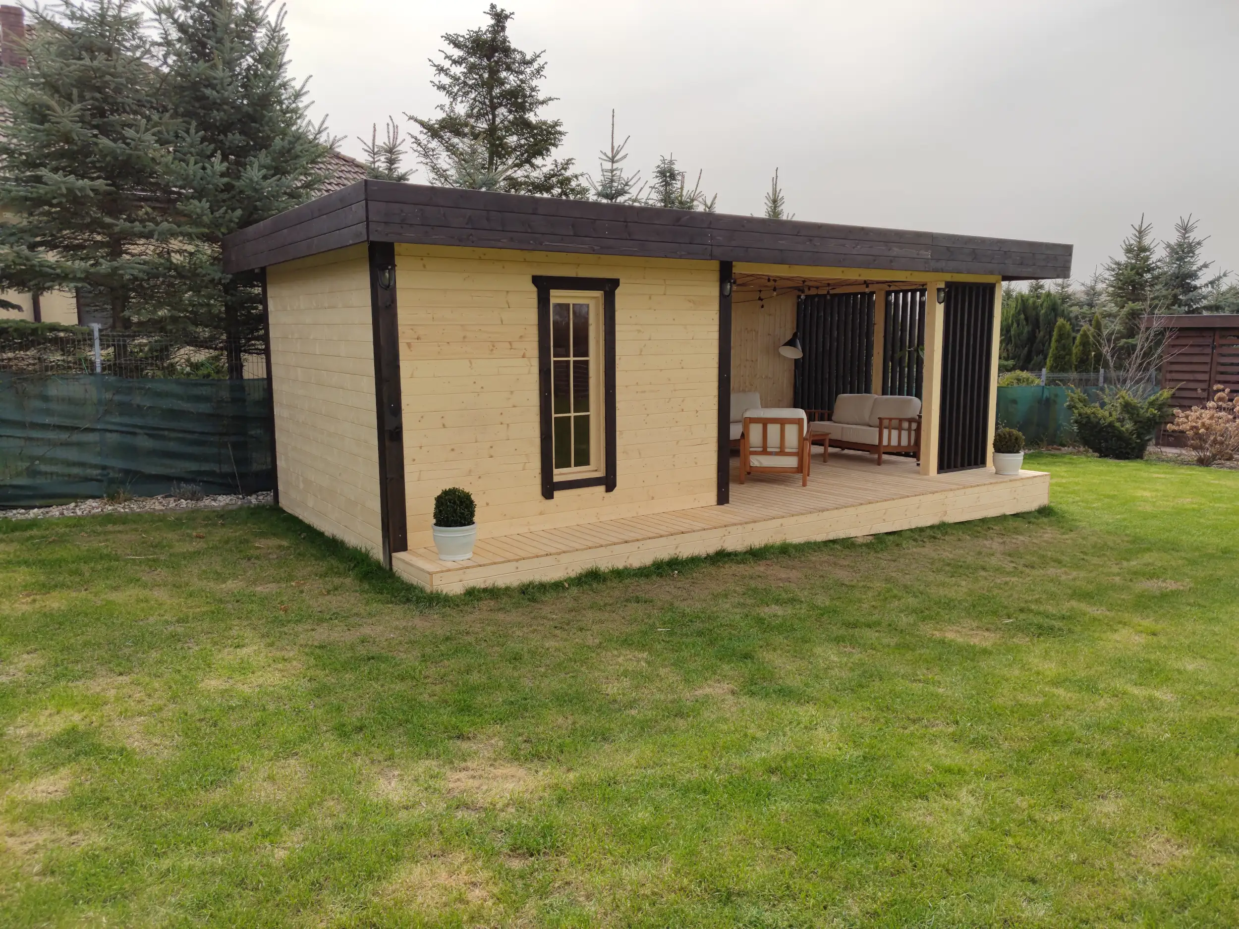 Altanka z płaskim dachem w zestawieniu z domkiem narzędziowym