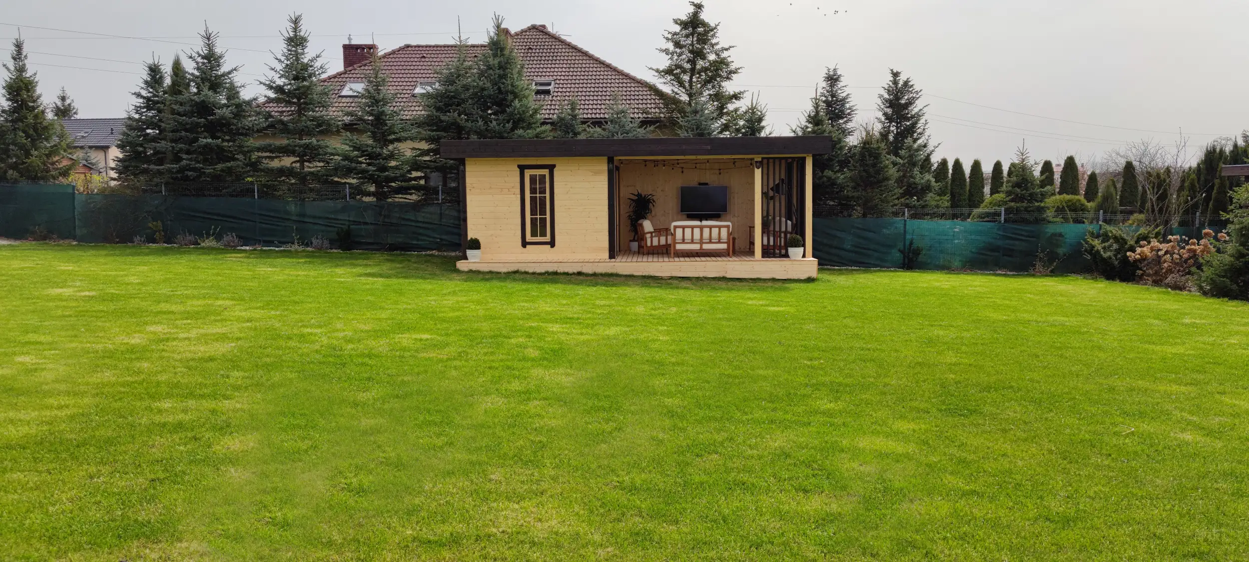 Drewniana altanka ogrodowa jako część domku narzędziowego