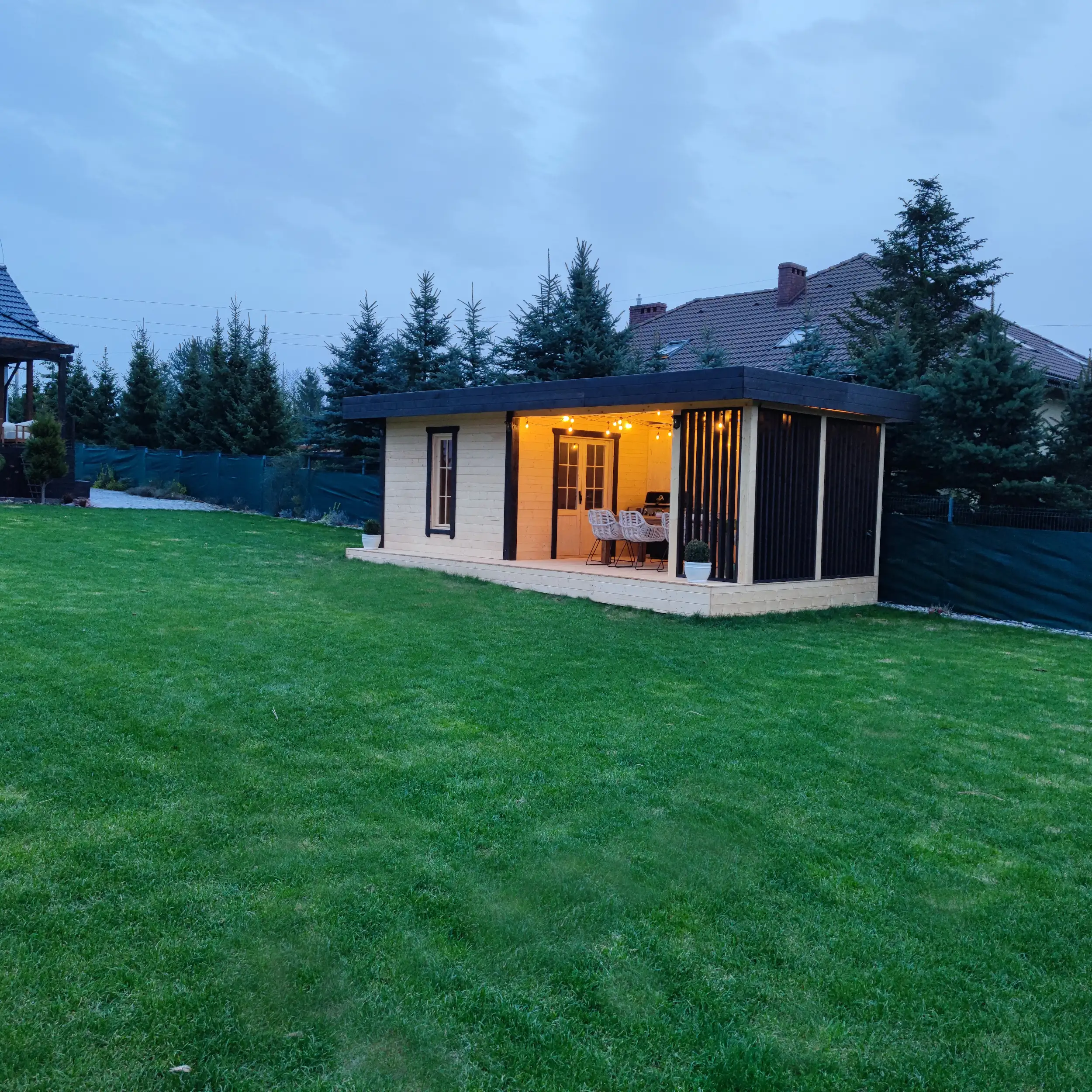 Nowoczesna altana wypoczynkowa jako dodatkowe zadaszenie w ogrodzie