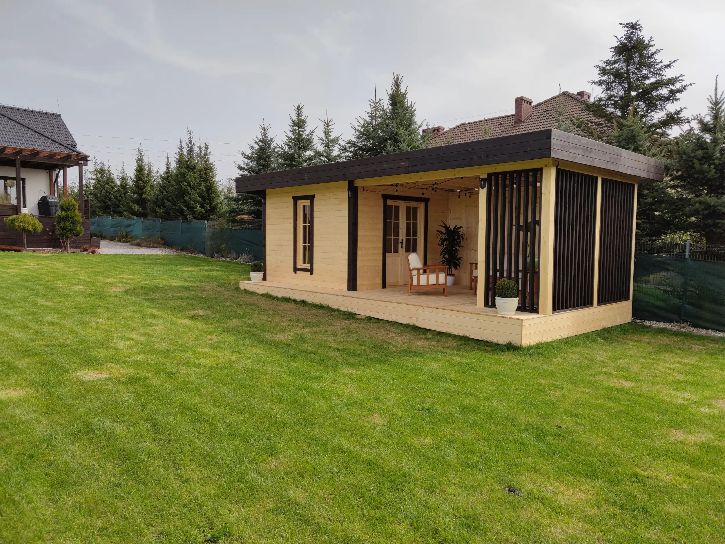 Ogrodowa altana designerska – elegancki dodatek przy domku narzędziowym