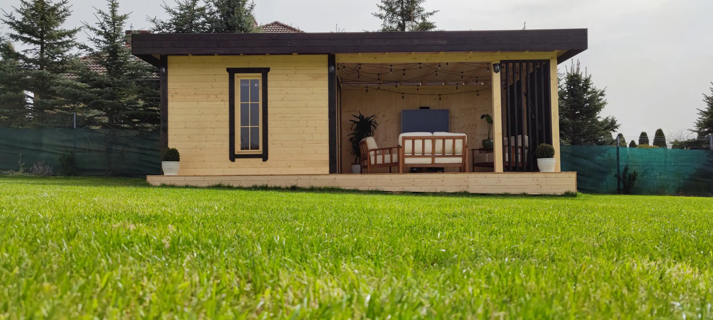 Wiata wypoczynkowa przy domku narzędziowym – idealna na zgłoszenie