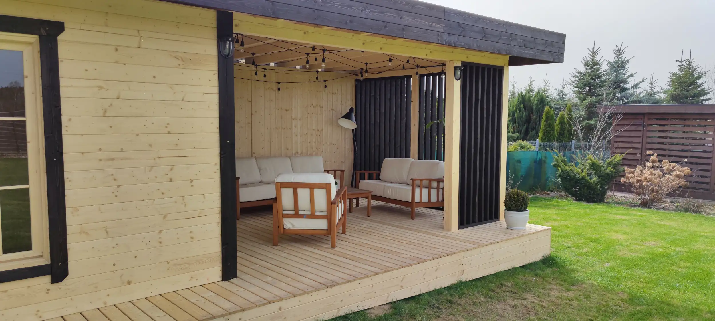 Wiata ogrodowa z miejscem na relaks przy domku narzędziowym