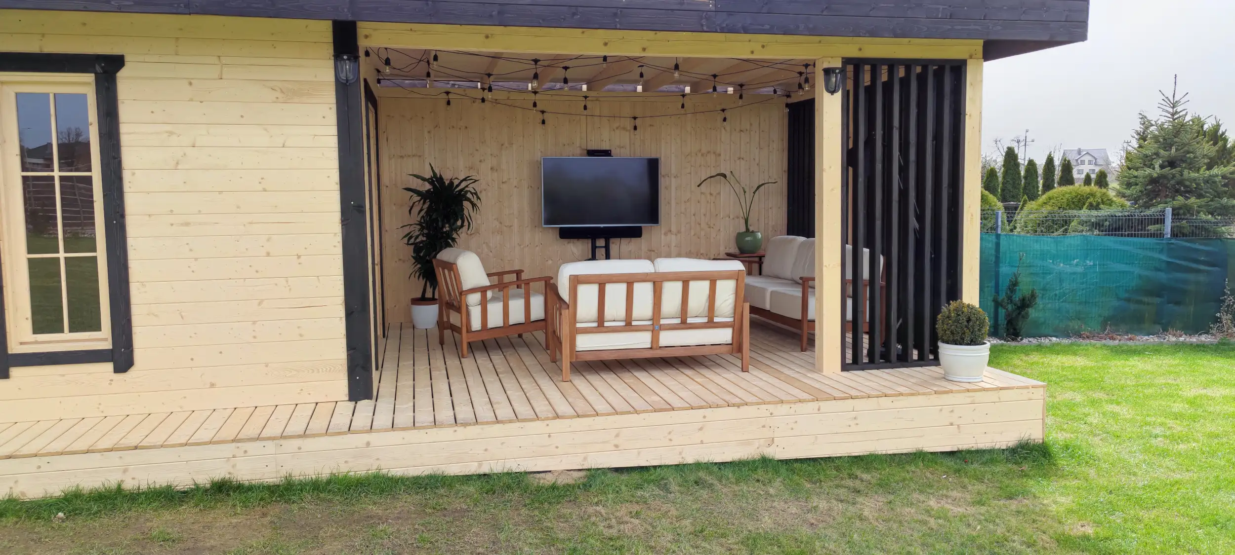 Zadaszenie na ogród przy domku narzędziowym Nataniel