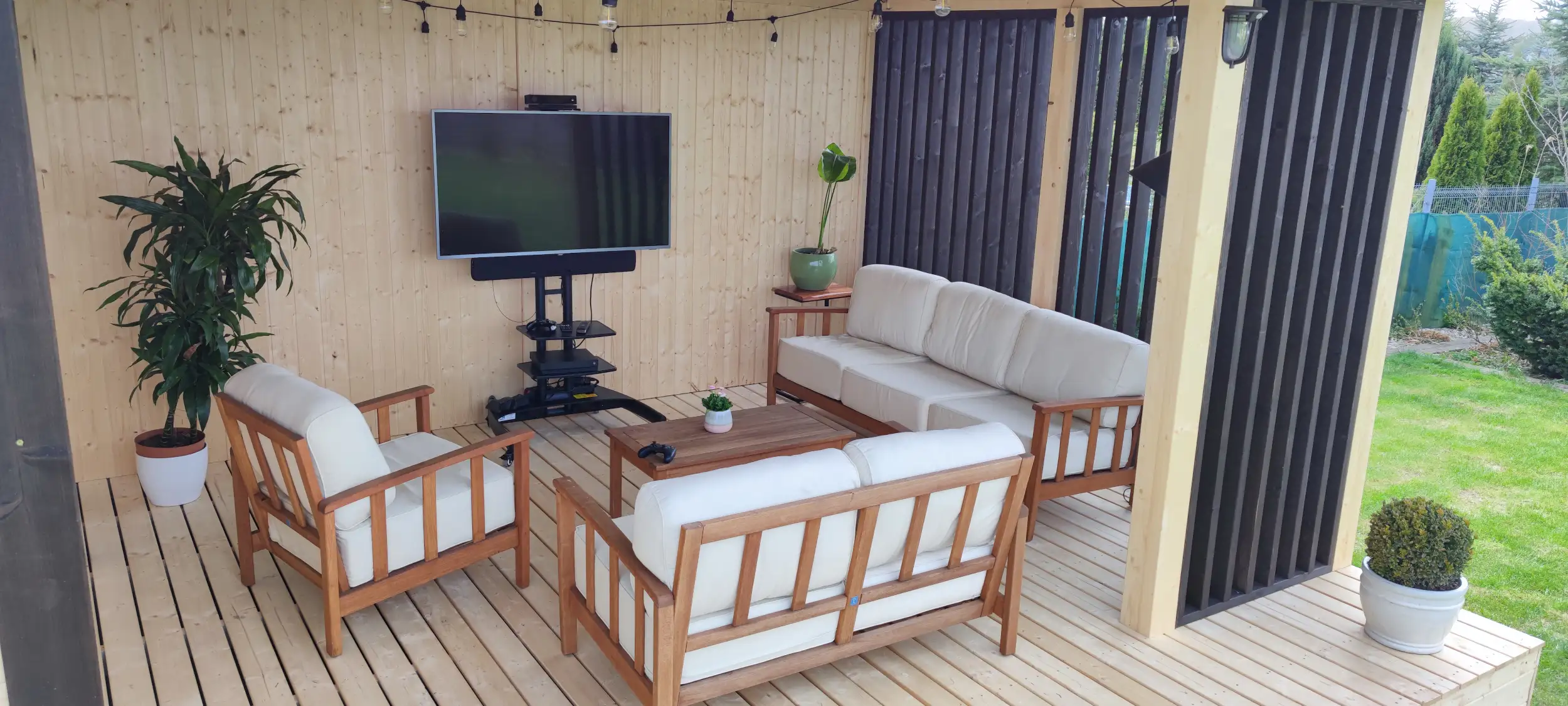 Altanka-wiata przy domku narzędziowym